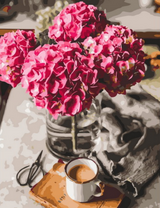 Какао и букет гортензии