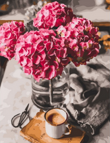 Букетик цветов гортензии и крепкий кофе