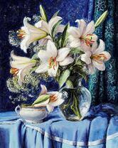 Букет белых лилий на синей драпировке