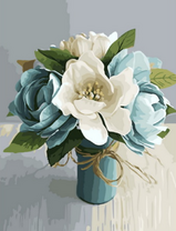 Утонченный букет цветов в маленькой вазе