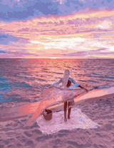 Девушка на фоне заката у моря