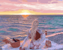 Блондинка с вином у моря