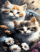 Милые пушистые котята среди цветов