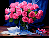 Букет розовых роз в квадратной вазе