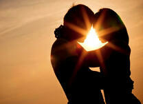 Объятие и лучи солнца