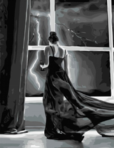 Девушка наблюдает за грозой