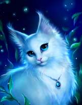 Белая кошечка с кулоном в ночи