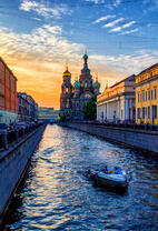 Лодка на реке в городе