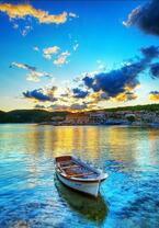 Лодка на берегу озера