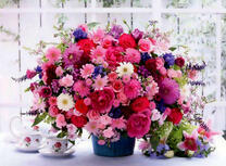 Розы, ромашки, хризантемы и утренний чай