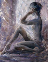 Обнаженная девушка на сером фоне