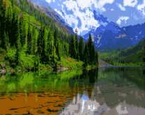 Прозрачные воды чистого горного озера