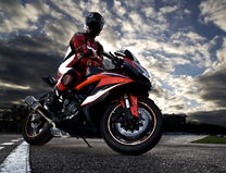 Мотоциклист на трассе