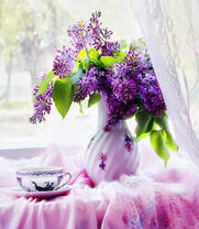 Натюрморт с букетом красочной сирени