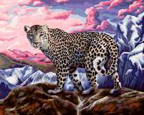 Снежный барс на фоне гор