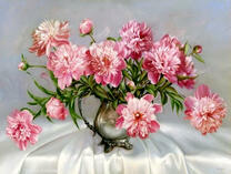 Старинная ваза с букетом пионов