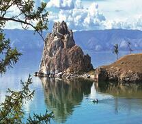 Скала на берегу озера