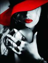 Загадочная девушка в красной шляпе