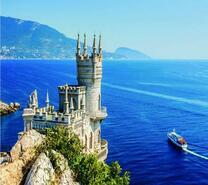 Летний вид на Ласточкино гнездо и Черное море