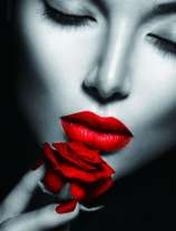 Девушка с красной розой и помадой на губах