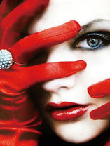 Портрет девушки в красных перчатках