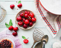 Спелая черешня и кухонная утварь