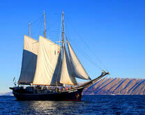 Корабль у холмистых берегов