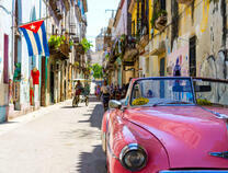 Стильный автомобиль на солнечной улице