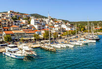 Яхты на приколе у морского города