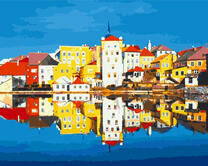 Отражение ярких домиков в водах озера