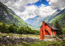 Каменный дом в горном ущелье