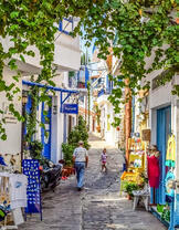 Кафе и магазины на уютной улочке