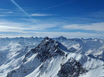 Заснеженные вершины гор