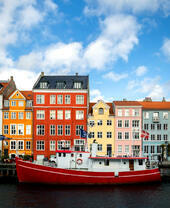 Корабль на фоне ярких домов города