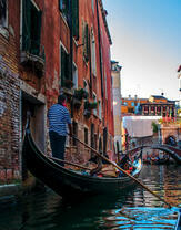 Гондолла в канале Венеции