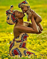 Мама с малышкой на цветущей полянке