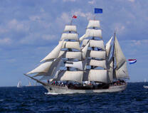 Белый трехмачтовый корабль