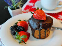 Маффин с клубникой и шоколадом