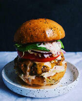 Большой сочный гамбургер