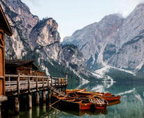 Домики на горном озере в Альпах