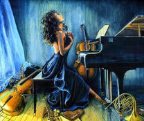 Девушка в вечернем платье у пианино