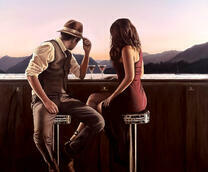 Пара с бокалами мартини