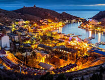 Приморский город в вечерних огнях