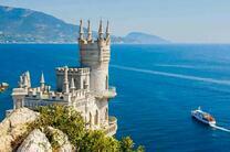 Ласточкино гнездо в летних лучах солнца