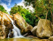 Текущий по камням ручей