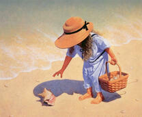 Девочка на пляже собирает ракушки