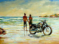 Пара с мотоциклом на пляже