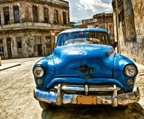 Синий автомобиль на улице старого города