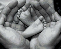 Маленькие ножки в больших ладонях