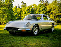 Старинный порш на фоне леса